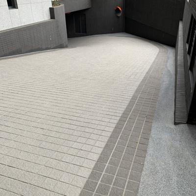 大鑿面淺灰車道磚