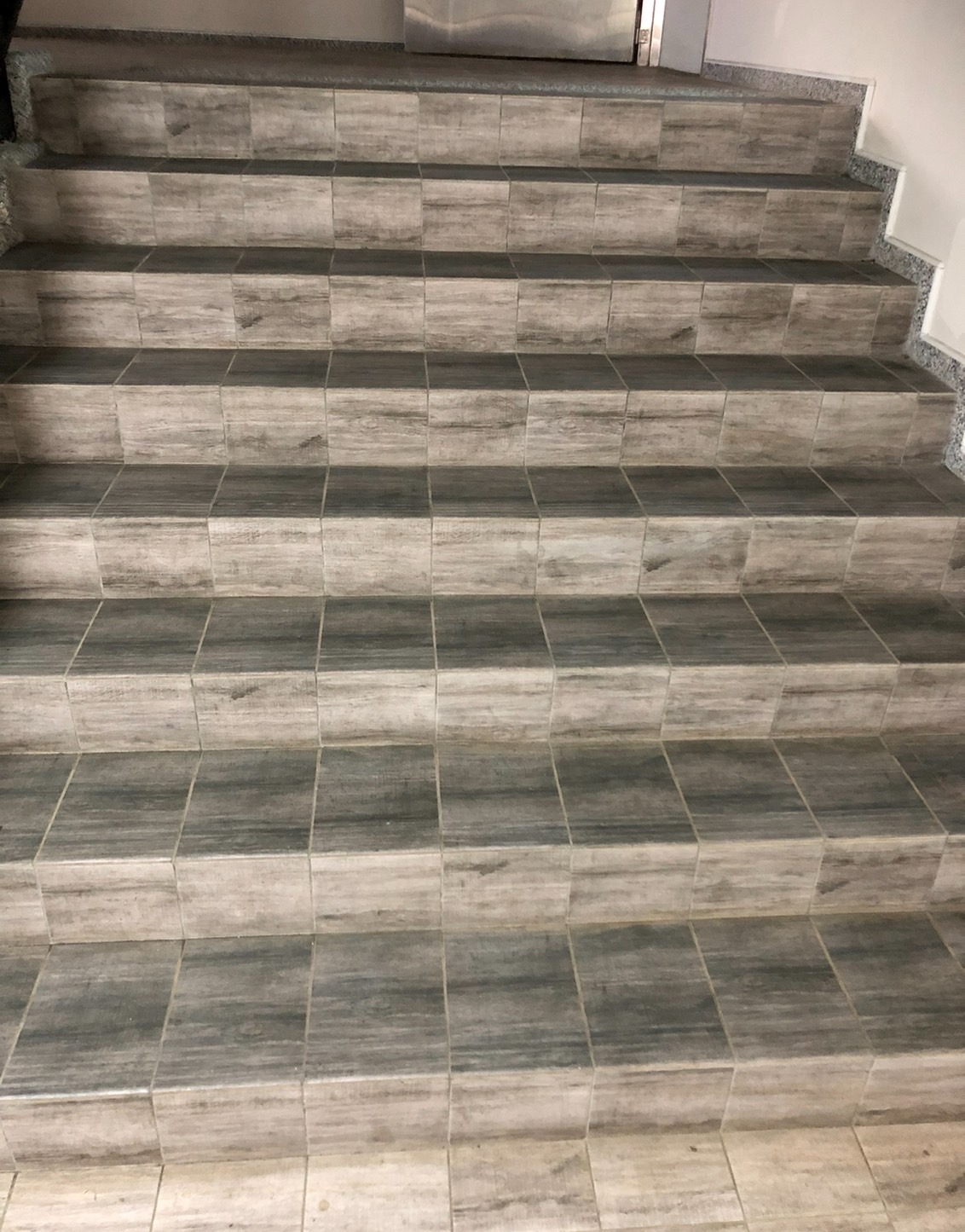 防滑木紋樓梯磚